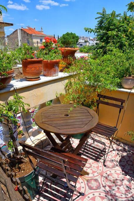 At The Foot Of Acropolis. Vila Atenas Exterior foto