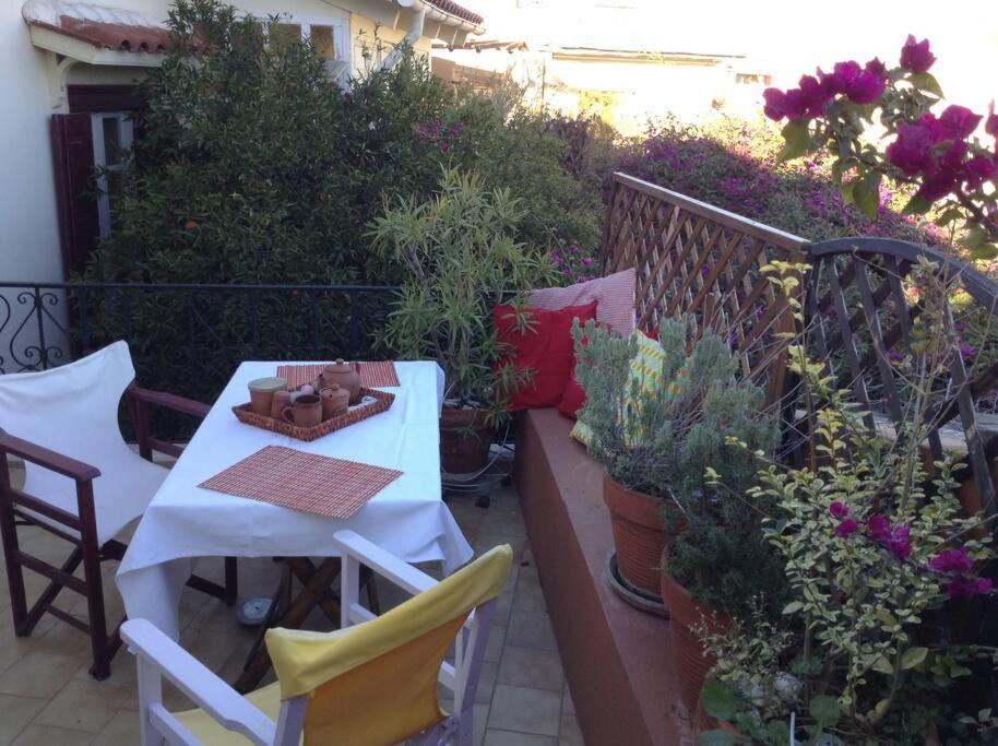 At The Foot Of Acropolis. Vila Atenas Exterior foto