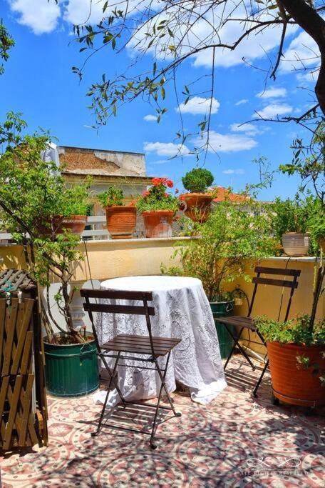 At The Foot Of Acropolis. Vila Atenas Exterior foto